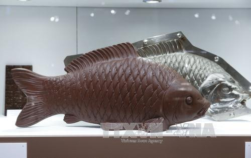 Sôcôla hình những con cá trưng bày tại hội chợ Sôcôla lần thứ ba diễn ra tại Brussels, Bỉ từ ngày 5 đến 7/2. Đây là dịp để du khách chiêm ngưỡng và thưởng thức các loại sôcôla tuyệt hảo và mua làm quà tặng cho người thân trong Ngày lễ Tình yêu (Valentine Day 14/2). Ảnh: THX/TTXVN Sôcôla hình những con cá trưng bày tại hội chợ Sôcôla lần thứ ba diễn ra tại Brussels, Bỉ từ ngày 5 đến 7/2. Đây là dịp để du khách chiêm ngưỡng và thưởng thức các loại sôcôla tuyệt hảo và mua làm quà tặng cho người thân trong Ngày lễ Tình yêu (Valentine Day 14/2). Ảnh: THX/TTXVN