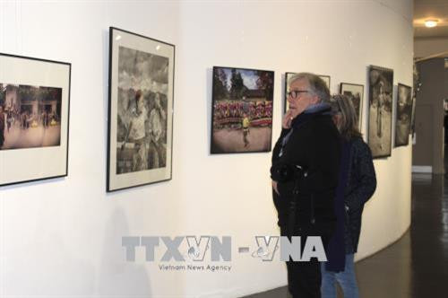 Khách thăm quan những hình ảnh Việt Nam xưa và nay. Ảnh Linh Hương - TTXVN Khách thăm quan những hình ảnh Việt Nam xưa và nay. Ảnh Linh Hương - TTXVN