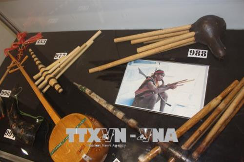 Song hành cùng các bộ trang phục là các vật dụng thường ngày như giỏ hay rổ rá làm từ mây tre đan, những nhạc cụ truyền thống và đồ trang sức. Ảnh: Linh Hương - TTXVN Song hành cùng các bộ trang phục là các vật dụng thường ngày như giỏ hay rổ rá làm từ mây tre đan, những nhạc cụ truyền thống và đồ trang sức. Ảnh: Linh Hương - TTXVN