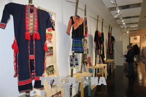 Mỗi dân tộc có một bộ trang phục truyền thống riêng, với dáng vẻ, màu sắc, chất liệu khác nhau tạo nên sự đa dạng của dân tộc Việt Nam. Ảnh: Linh Hương - TTXVN Mỗi dân tộc có một bộ trang phục truyền thống riêng, với dáng vẻ, màu sắc, chất liệu khác nhau tạo nên sự đa dạng của dân tộc Việt Nam. Ảnh: Linh Hương - TTXVN