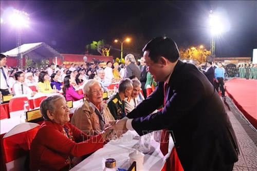 Phó Thủ tướng Chính phủ Vương Đình Huệ thăm hỏi các Mẹ Việt Nam Anh hùng, Anh hùng lực lượng vũ trang tại buổi lễ. Ảnh: Lê Đức Hoảnh -TTXVN