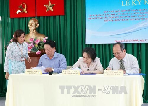 Chiều 17/8/2017, Ban An toàn Thực phẩm Thành phố Hồ Chí Minh, Liên đoàn Lao động Thành phố, Ban Quản lý các Khu Công nghiệp và Khu Chế xuất tổ chức ký kết đảm bảo an toàn thực phẩm, phòng chống ngộ độc thực phẩm cho công nhân và nâng cao hiệu quả quản lý trong công tác đảm bảo an toàn thực phẩm tại các bếp ăn tập thể, cơ sở cung cấp suất ăn trong khu công nghiệp - khu chế xuất. Ảnh: Phương Vy-TTXVN Chiều 17/8/2017, Ban An toàn Thực phẩm Thành phố Hồ Chí Minh, Liên đoàn Lao động Thành phố, Ban Quản lý các Khu Công nghiệp và Khu Chế xuất tổ chức ký kết đảm bảo an toàn thực phẩm, phòng chống ngộ độc thực phẩm cho công nhân và nâng cao hiệu quả quản lý trong công tác đảm bảo an toàn thực phẩm tại các bếp ăn tập thể, cơ sở cung cấp suất ăn trong khu công nghiệp - khu chế xuất. Ảnh: Phương Vy-TTXVN