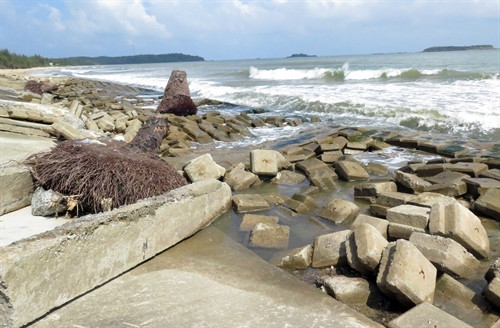 Sóng biển làm vỡ bờ kè bê tông ở thôn Tân Lập, xã Tam Hải. Ảnh: Đỗ Trưởng - TTXVN Sóng biển làm vỡ bờ kè bê tông ở thôn Tân Lập, xã Tam Hải. Ảnh: Đỗ Trưởng - TTXVN