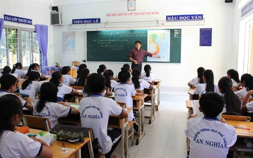 Giờ học môn địa lý của học sinh lớp 10A2 Trường THPT An Nghĩa, xã An Thới Đông, huyện Cần Giờ.