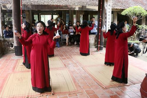 Các đại biểu thưởng thức Hát Xoan Phú Thọ tại đình cô Hùng Lô. Ảnh: Trung Kiên - TTXVN Các đại biểu thưởng thức Hát Xoan Phú Thọ tại đình cô Hùng Lô. Ảnh: Trung Kiên - TTXVN