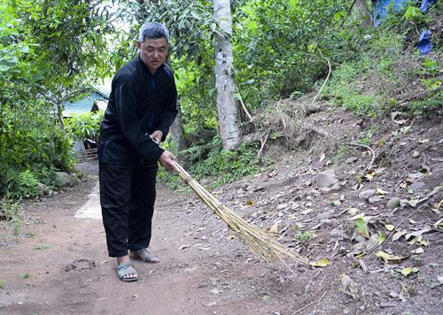 Già làng Pờ Á Sinh là người đi đầu trong việc bảo vệ môi trường, xây dựng đường xóm xanh, sạch đẹp ở bản làng. Ảnh: Văn Dũng – TTXVN Già làng Pờ Á Sinh là người đi đầu trong việc bảo vệ môi trường, xây dựng đường xóm xanh, sạch đẹp ở bản làng. Ảnh: Văn Dũng – TTXVN