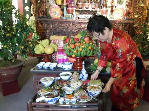 Nghệ nhân Ánh Tuyết với mâm cỗ Tết truyền thống Hà Nội. Ảnh: Đinh Thị Thuận - TTXVN Nghệ nhân Ánh Tuyết với mâm cỗ Tết truyền thống Hà Nội. Ảnh: Đinh Thị Thuận - TTXVN