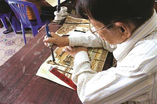 Theo ông Võ Văn Tạng, người vẽ tranh lá thốt nốt không chỉ có tài năng mà còn phải có kinh nghiệm và sự hiểu biết về lá thốt nốt