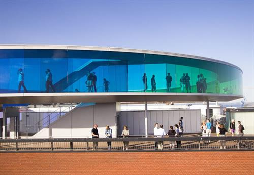 "Cầu vồng" ở Bảo tàng nghệ thuật đương đại ARoS - Ảnh: bobedre