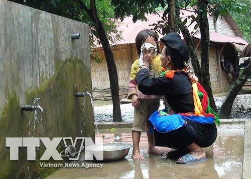 Người dân Si La ở bản Nậm Sin hôm nay đã được dùng nước sinh hoạt đạt tiêu chuẩn nước sạch. Ảnh: Xuân Tiến-TTXVN