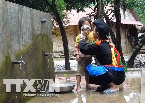 Người dân Si La ở bản Nậm Sin hôm nay đã được dùng nước sinh hoạt đạt tiêu chuẩn nước sạch. Ảnh: Xuân Tiến-TTXVN