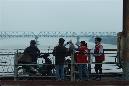 Tết ông Công ông Táo, lại chuyện xả rác sông Hồng ảnh 4