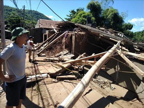 Hàng chục ngôi nhà tại bản Đỏ, xã Phú Thanh, bị sập do mưa lũ. Ảnh: Nguyễn Nam - TTXVN Hàng chục ngôi nhà tại bản Đỏ, xã Phú Thanh, bị sập do mưa lũ. Ảnh: Nguyễn Nam - TTXVN