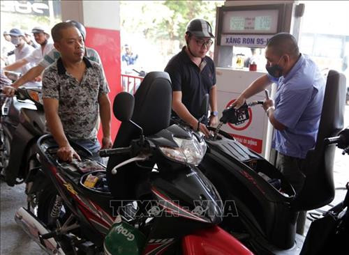 Mua bán xăng, dầu tại một cửa hàng xăng dầu ở Hà Nội sau khi giảm giá. Ảnh: Trần Việt - TTXVN Mua bán xăng, dầu tại một cửa hàng xăng dầu ở Hà Nội sau khi giảm giá. Ảnh: Trần Việt - TTXVN