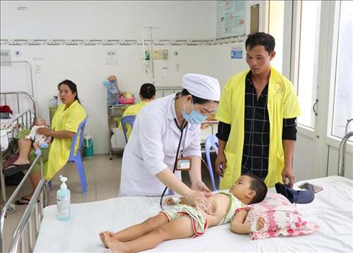 Bệnh nhân đang điều trị tại khoa hồi sức tích cực-chống độc. Ảnh: Công Thử - TTXVN Bệnh nhân đang điều trị tại khoa hồi sức tích cực-chống độc. Ảnh: Công Thử - TTXVN