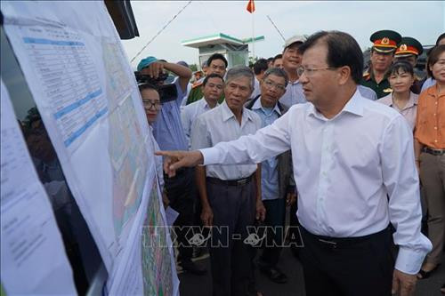 Phó Thủ tướng Chính phủ Trịnh Đình Dũng kiểm tra tại khu vực xây dựng khu tái định cư phục vụ Dự án Sân bay Long Thành. Ảnh: Công Phong - TTXVN Phó Thủ tướng Chính phủ Trịnh Đình Dũng kiểm tra tại khu vực xây dựng khu tái định cư phục vụ Dự án Sân bay Long Thành. Ảnh: Công Phong - TTXVN