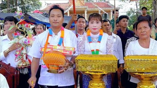 Với nhiều gia đình Phật tử Khmer, được tổ chức một lần lễ Kathina là ước nguyện của gia đình, dòng họ. Ảnh: Chanh Đa -TTXVN Với nhiều gia đình Phật tử Khmer, được tổ chức một lần lễ Kathina là ước nguyện của gia đình, dòng họ. Ảnh: Chanh Đa -TTXVN