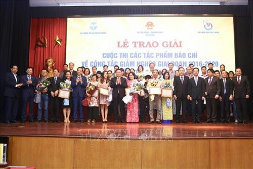 Phó thủ tướng Vương Đình Huệ, Chủ tịch Ủy ban Trung ương Mặt trận Tổ quốc Việt Nam Trần Thanh Mẫn với các tác giả đoạt giải. Ảnh: Minh Quyết - TTXVN Phó thủ tướng Vương Đình Huệ, Chủ tịch Ủy ban Trung ương Mặt trận Tổ quốc Việt Nam Trần Thanh Mẫn với các tác giả đoạt giải. Ảnh: Minh Quyết - TTXVN