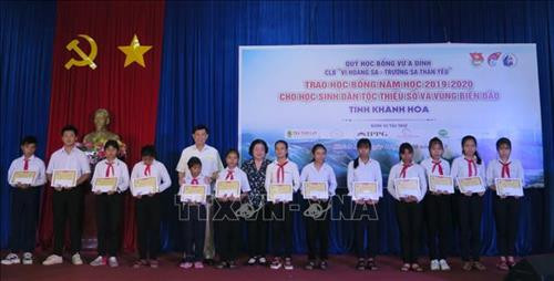Trao học bổng Quỹ Vừ A Dính cho các học sinh dân tộc thiểu số có hoàn cảnh khó khăn trên địa bàn tỉnh Khánh Hòa. Ảnh: Phan Sáu - TTXVN Trao học bổng Quỹ Vừ A Dính cho các học sinh dân tộc thiểu số có hoàn cảnh khó khăn trên địa bàn tỉnh Khánh Hòa. Ảnh: Phan Sáu - TTXVN