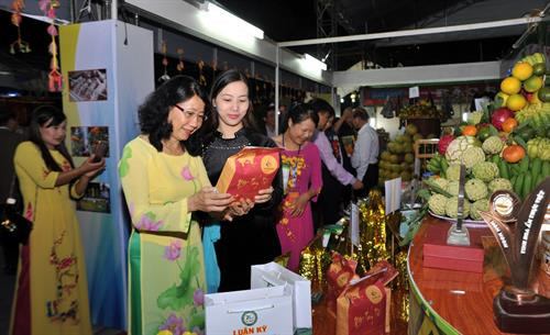 Các đại biểu thăm quan các gian hàng tại hội chợ. Ảnh: Quang Cường – TTXVN Các đại biểu thăm quan các gian hàng tại hội chợ. Ảnh: Quang Cường – TTXVN