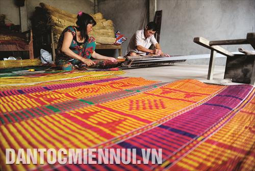 Đề án bảo tồn và phát triển làng nghề truyền thống của tỉnh Trà Vinh đã góp phần giúp cho hàng trăm người thợ dân tộc Khmer làm nghề đóng giường tre ở xã Hàm Giang, huyện Trà Cú có được cuộc sống sung túc hơn Đề án bảo tồn và phát triển làng nghề truyền thống của tỉnh Trà Vinh đã góp phần giúp cho hàng trăm người thợ dân tộc Khmer làm nghề đóng giường tre ở xã Hàm Giang, huyện Trà Cú có được cuộc sống sung túc hơn