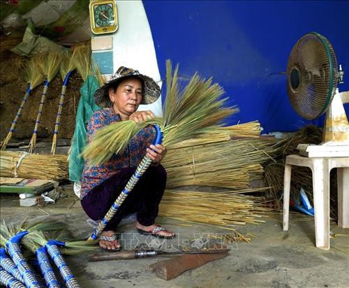 Nghề làm chổi đót ở xã Hành Thuận. Ảnh: Phước Ngọc-TTXVN Nghề làm chổi đót ở xã Hành Thuận. Ảnh: Phước Ngọc-TTXVN