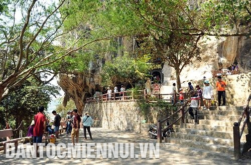 Du khách tham quan, tìm hiểu cuộc sống của người Hà Tiên bằng xe lôi đạp, còn gọi là xe vua. Ảnh: An Hiếu Thắng cảnh Thạch Động ở phường Mỹ Đức là một trong mười thắng cảnh đẹp của đất Hà Tiên. Ảnh: An Hiếu Hoàng hôn trên bãi biển Mũi Nai (Hà Tiên), bãi biển vào loại đẹp nhất ở cả hai bờ biển Đông và Tây của khu vực Đồng bằng sông Cửu Long. Ảnh: An Hiếu