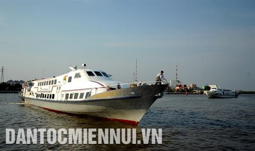 Tàu thuyền qua lại tấp nập tại khu vực bến tàu Hà Tiên thuộc phường Tô Châu, thành phố Hà Tiên. Ảnh: An Hiếu Trái thốt nốt - sản vật đặc trưng của đồng bào Khmer ở thành phố Hà Tiên. Ảnh: An Hiếu Nghề nuôi cá lồng bè trên vùng biển thuộc xã đảo Tiên Hải, thành phố Hà Tiên, vừa là sinh kế của người dân vừa là điểm đến du lịch hấp dẫn du khách trong và ngoài nước. Ảnh: An Hiếu