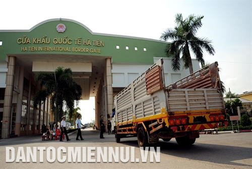 Lực lượng chức năng kiểm tra hàng hóa tại Cửa khẩu quốc tế Hà Tiên, đầu mối giao thương, xuất nhập khẩu các sản phẩm sản xuất tại các tỉnh, thành khu vực Đồng bằng sông Cửu Long. Ảnh: An Hiếu