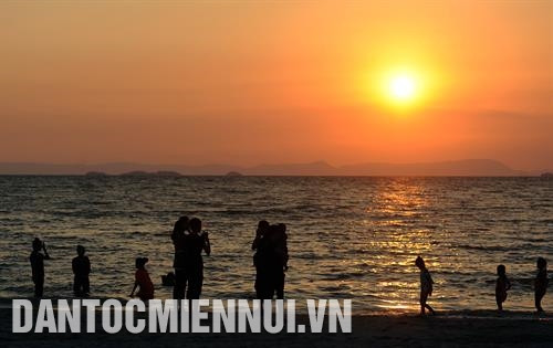 Du khách tham quan, tìm hiểu cuộc sống của người Hà Tiên bằng xe lôi đạp, còn gọi là xe vua. Ảnh: An Hiếu Thắng cảnh Thạch Động ở phường Mỹ Đức là một trong mười thắng cảnh đẹp của đất Hà Tiên. Ảnh: An Hiếu Hoàng hôn trên bãi biển Mũi Nai (Hà Tiên), bãi biển vào loại đẹp nhất ở cả hai bờ biển Đông và Tây của khu vực Đồng bằng sông Cửu Long. Ảnh: An Hiếu