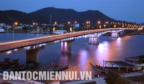 Cầu Tô Châu (thành phố Hà Tiên) lung linh ánh đèn về đêm. Ảnh: An Hiếu