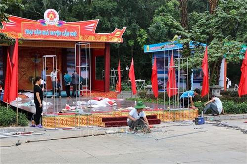 Các đơn vị tham gia Lễ hội đang tích cực dựng các trại văn hóa tại sân trung tâm lễ hội. Ảnh: Trung Kiên - TTXVN