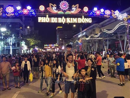 Tối 2/10/2019, Uỷ ban nhân dân thành phố Cao Bằng (tỉnh Cao Bằng) tổ chức Lễ khai trương Phố đi bộ Kim Đồng và Chợ ẩm thực thành phố; khai mạc triển lãm ảnh, trưng bày giới thiệu đặc sản ẩm thực, hàng lưu niệm của tỉnh Cao Bằng. Tối 2/10/2019, Uỷ ban nhân dân thành phố Cao Bằng (tỉnh Cao Bằng) tổ chức Lễ khai trương Phố đi bộ Kim Đồng và Chợ ẩm thực thành phố; khai mạc triển lãm ảnh, trưng bày giới thiệu đặc sản ẩm thực, hàng lưu niệm của tỉnh Cao Bằng.