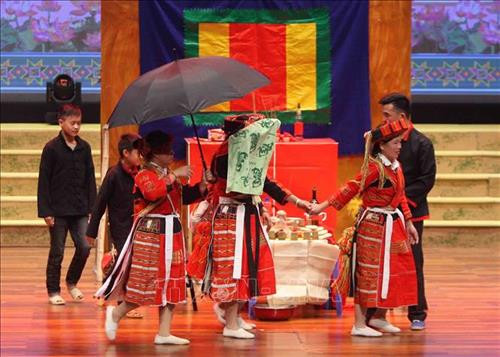 Tái hiện đám cưới của người Pà Thẻn ở xã Tân Bắc, huyện Quang Bình (Hà Giang). Ảnh: Thanh Tùng-TTXVN Tái hiện đám cưới của người Pà Thẻn ở xã Tân Bắc, huyện Quang Bình (Hà Giang). Ảnh: Thanh Tùng-TTXVN