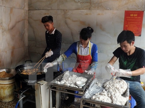 Sau khi giã, mực được viên thành từng miếng vừa ăn rồi chiên vàng