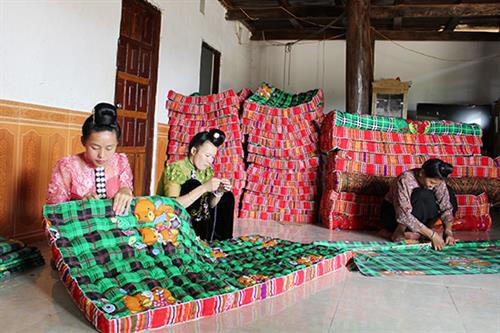 Phụ nữ Thái xã Chiềng Khoang, huyện Quỳnh Nhai (Sơn La ) duy trì nghề làm đệm truyền thống. Phụ nữ Thái xã Chiềng Khoang, huyện Quỳnh Nhai (Sơn La ) duy trì nghề làm đệm truyền thống.