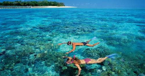 Kota Bharu còn là điểm trung chuyển để đến đảo Perhentian, nơi lý tưởng để lặn bằng ống thở ngắm san hô, rùa biển, cá mập và các loài sinh vật biển. Perhentian sở hữu vẻ đẹp thiên đường với mặt nước xanh biếc và những hòn đảo thoai thoải, các rạn san hô rực rỡ, nhiều resort đẹp và khu nghỉ mát bình dân, với đủ loại dịch vụ trải nghiệm biển đảo chuyên nghiệp. Kota Bharu còn là điểm trung chuyển để đến đảo Perhentian, nơi lý tưởng để lặn bằng ống thở ngắm san hô, rùa biển, cá mập và các loài sinh vật biển. Perhentian sở hữu vẻ đẹp thiên đường với mặt nước xanh biếc và những hòn đảo thoai thoải, các rạn san hô rực rỡ, nhiều resort đẹp và khu nghỉ mát bình dân, với đủ loại dịch vụ trải nghiệm biển đảo chuyên nghiệp.