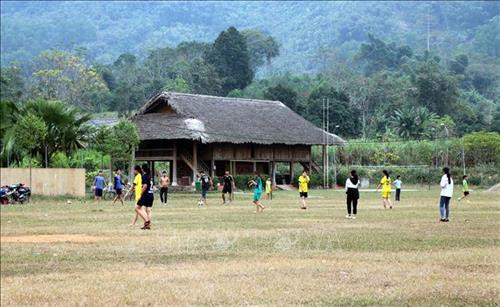 Các em đang vui chơi sân Quảng trường xã Kim Bình. Ảnh: Quang Đán – TTXVN Các em đang vui chơi sân Quảng trường xã Kim Bình. Ảnh: Quang Đán – TTXVN