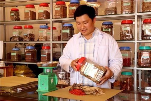 Phòng khám của bác sỹ Sang kết hợp vật lý trị liệu với các bài thuốc Đông y để điều trị cho bệnh nhân. Ảnh: Ngọc Minh – TTXVN Phòng khám của bác sỹ Sang kết hợp vật lý trị liệu với các bài thuốc Đông y để điều trị cho bệnh nhân. Ảnh: Ngọc Minh – TTXVN