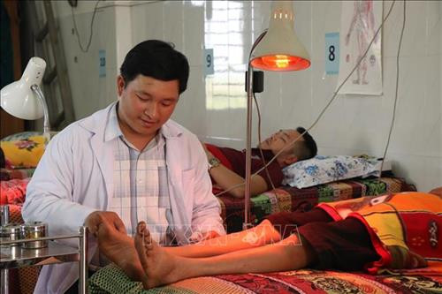 Bác sỹ Sang đang khám chữa bệnh cho một bệnh nhân. Ảnh: Ngọc Minh – TTXVN Bác sỹ Sang đang khám chữa bệnh cho một bệnh nhân. Ảnh: Ngọc Minh – TTXVN