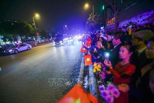 Người dân Hà Nội vui mừng đón Tổng thống Mỹ Donald Trump. Ảnh: Trọng Đạt - TTXVN Người dân Hà Nội vui mừng đón Tổng thống Mỹ Donald Trump. Ảnh: Trọng Đạt - TTXVN