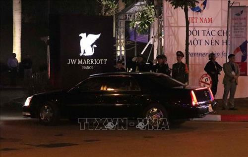 Đoàn xe hộ tống Tổng thống Mỹ Donald Trump về đến khách sạn Marriott JW. Ảnh: Văn Điệp – TTXVN Đoàn xe hộ tống Tổng thống Mỹ Donald Trump về đến khách sạn Marriott JW. Ảnh: Văn Điệp – TTXVN