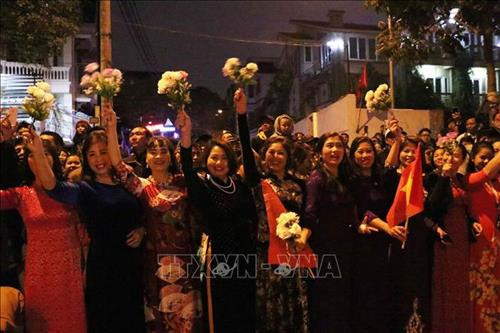 Đông đảo người dân Thủ đô chờ đón Tổng thống Mỹ Donald Trump tại khách sạn Marriott JW. Ảnh: Văn Điệp – TTXVN Đông đảo người dân Thủ đô chờ đón Tổng thống Mỹ Donald Trump tại khách sạn Marriott JW. Ảnh: Văn Điệp – TTXVN