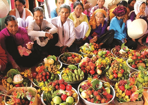 Dân làng Bàu Trúc bày lễ vật cúng tổ nghề, cầu mong nghề gốm phát triển Dân làng Bàu Trúc bày lễ vật cúng tổ nghề, cầu mong nghề gốm phát triển
