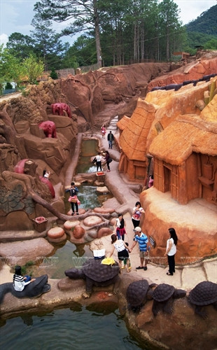 Đường hầm đất sét có rất nhiều tên gọi khác nhau như: Đường hầm điêu khắc, đường hầm đất đỏ, làng đất sét...