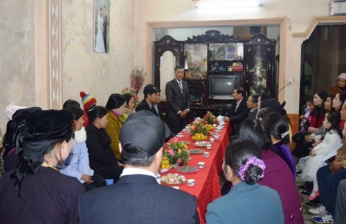 Quan lang (người đứng) kính trình tổ tiên và hai họ thực hiện các nghi lễ tại một đám cưới người Tày ở huyện Trùng Khánh. Ảnh: Hoàng Chuyên Quan lang (người đứng) kính trình tổ tiên và hai họ thực hiện các nghi lễ tại một đám cưới người Tày ở huyện Trùng Khánh. Ảnh: Hoàng Chuyên