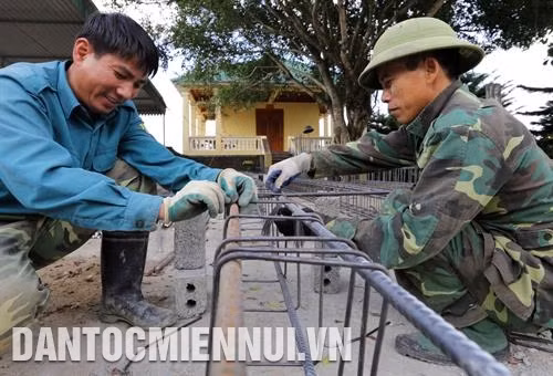 Chiến sĩ Đoàn Kinh tế - Quốc phòng 4 tham gia xây dựng các công trình dân sinh trên địa bàn và nhà ở trong khu vực Đoàn đóng quân. Ảnh: Trần Việt
