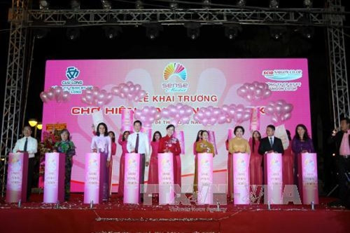 Các đại biểu thực hiện nghi thức khai trương Chợ ẩm thực và mua sắm hiện đại Sense Market. Ảnh: Thanh Vũ - TTXVN