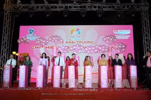 Các đại biểu thực hiện nghi thức khai trương Chợ ẩm thực và mua sắm hiện đại Sense Market. Ảnh: Thanh Vũ - TTXVN