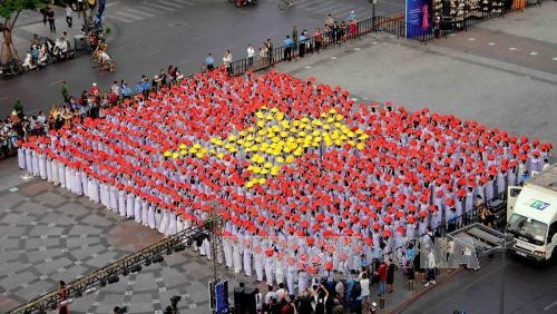 Chương trình đồng diễn, diễu hành Áo dài với chủ đề “Tôi yêu Việt Nam”. Ảnh: An Hiếu - TTXVN